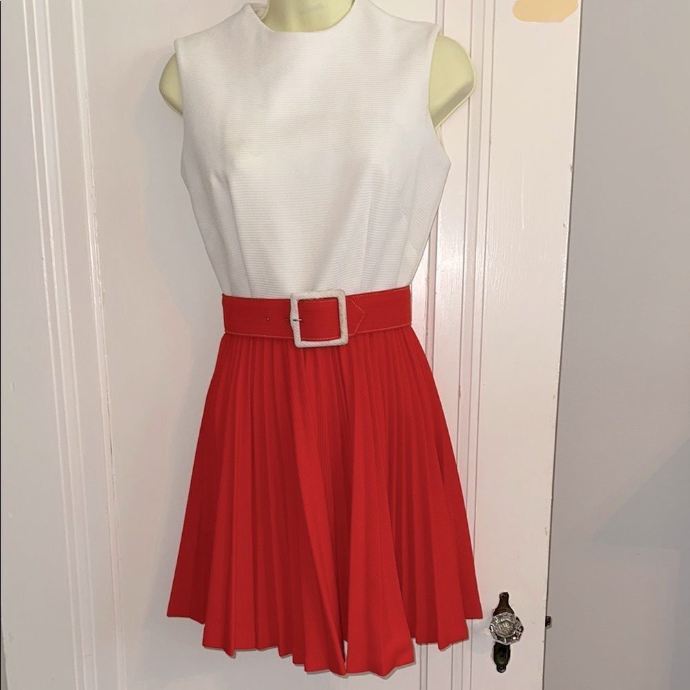 Vintage 60s/70s White & Red Sleeveless Knit Polyester‎ Mini Dress with Belt